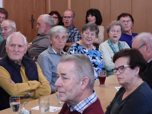 Seniorencafé im Gasthaus Samböck  mit dem Allgemeinmediziner Dr. Marklus Klösch.  | Foto: Zinterhof