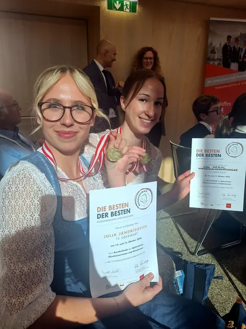 Julia Jandrisovits und Lisa Heschl dürfen sich über Käsekenner-Gold freuen. | Foto: Tourismusschule Oberwart