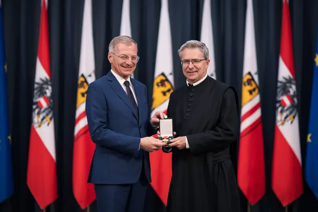 Landeshauptmann Thomas Stelzer überreichte die Goldene Kulturmedaille des Landes OÖ an Pater Altman Pötsch. | Foto: Land OÖ