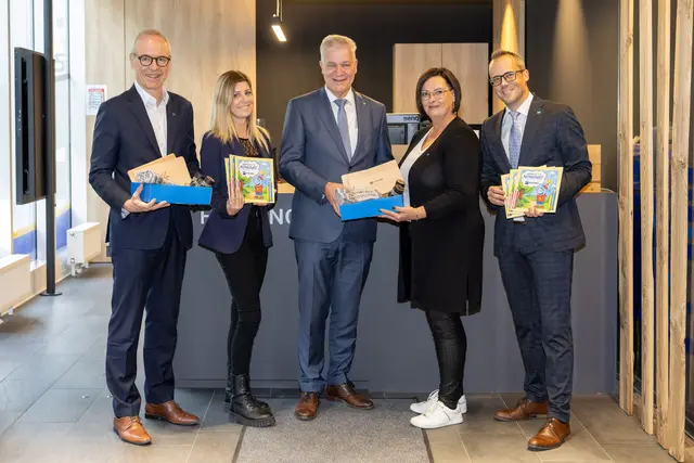 HYPO NOE Vorstand Wolfgang Viehauser, HYPO NOE Kundenberaterin Barbara Burgstaller, Landesrat Anton Kasser, HYPO NOE Kundenberaterin Judith Buxhofer und HYPO NOE Filialleiter Jürgen Eisner laden zu den regionalen Weltsparwochen ein. | Foto: HYPO NOE / Bollwein