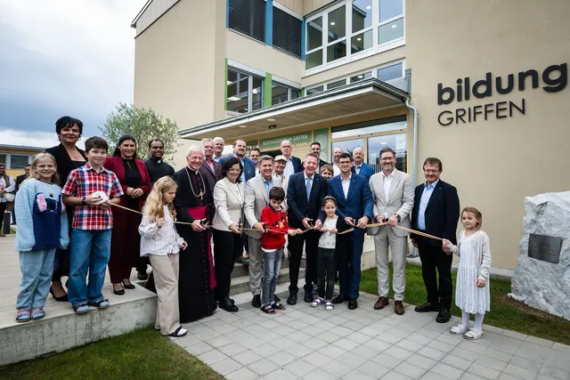 Mit dem Durchschneiden des Eröffnungsbandes und der Segnung der Anlage fand die Eröffnungsfeier ihren Abschluss.  | Foto: LPD Kärnten