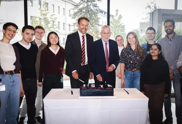 Anlässlich des 20-jährigen Jubiläums des Gesetzes vom Mai 2006, das den Grundstein für das ISTA legte, schnitten ISTA-Präsident Hetzer und der Bundespräsident zum Abschluss des Besuchs gemeinsam eine Geburtstagstorte an. | Foto: ISTA/Anna Stöcher