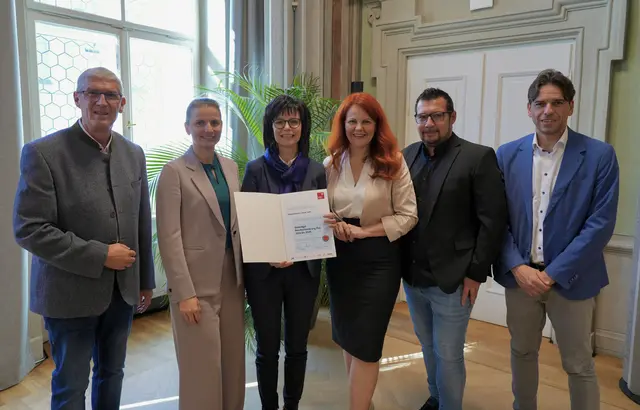 Gleich doppelten Grund zur Freude hatte die Polytechnische Schule Telfs bei der diesjährigen Verleihung des Gütesiegels „Berufsorientierung Plus“ des Landes Tirol. Wolfgang Haslwanter, Bildungsdirektorin Bettina Ellinger, Annemarie Reich, LR Cornelia Hagele, Stefan Wirtenberger, Christian Biendl (v. li.). | Foto: Land Tirol/Saxl
