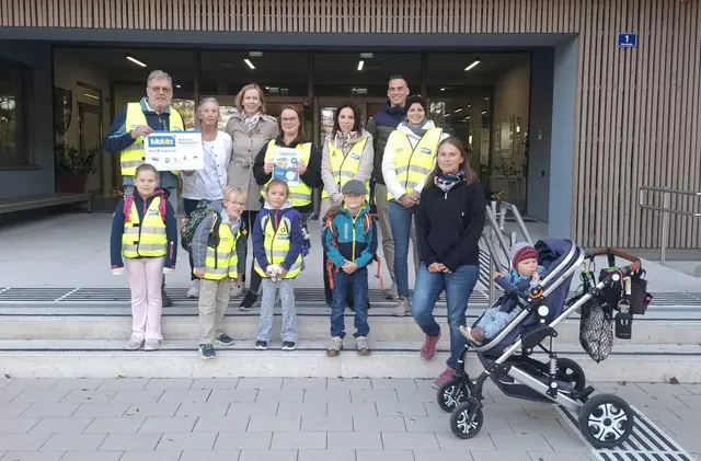 GfGR Wolfgang Haas, VS-Direktorin Regina Fichtner, Mobilitätsmanagerin Wibke Strahl-Naderer mit gehenden Müttern und ihren Kindern sowie Mobilitätsbeauftragten Andreas Kolbert | Foto: Mobilitätsland NÖ