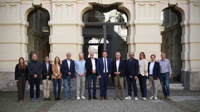 Bei der jüngsten Sitzung des Tiroler Verkehrssicherheitsfonds in Innsbruck berieten Fachleute aus Verwaltung, Polizei, Interessenvertretungen und Verkehrssicherheitsorganisationen über Maßnahmen zur weiteren Verbesserung der Verkehrssicherheit im Land. Mit dabei war auch Verkehrslandesrat René Zumtobel. | Foto: Land Tirol/Knabl