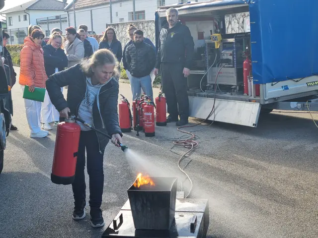 Die jährliche Schulung unterstützt die Bediensteten, ihre Kenntnisse für den Brandfall aktuell 
zu halten und die praktische Übung hilft, die mögliche Scheu vor den Feuerlöschern zu 
nehmen. DGKP Renata Dufkova brachte den Feuerlöscher erfolgreich zum Einsatz. | Foto: PBZ Retz