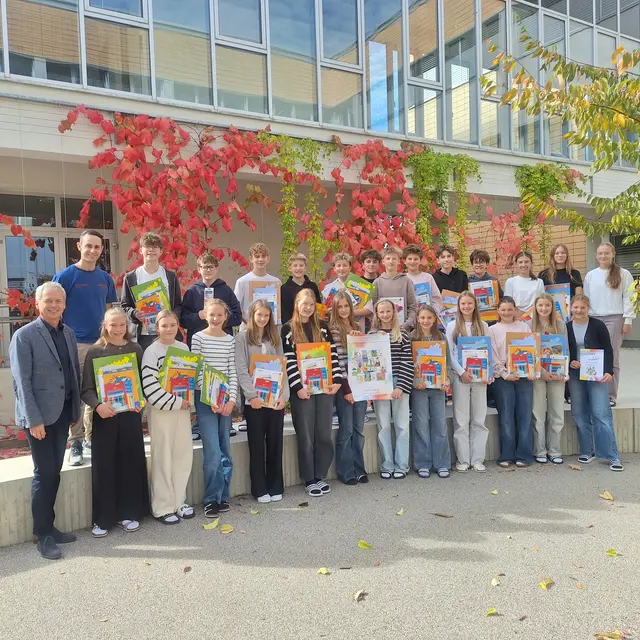 Direktor Hofrat Mag. Nikolaus Stelzer und Zeichenprofessor Mag. Klemens Köchler-Hofer mit der 4c Klasse des Gymnasiums Rohrbach