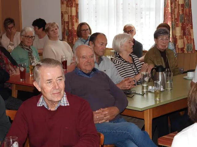 Seniorencafé im Gasthaus Samböck  mit dem Allgemeinmediziner Dr. Marklus Klösch.  | Foto: Zinterhof