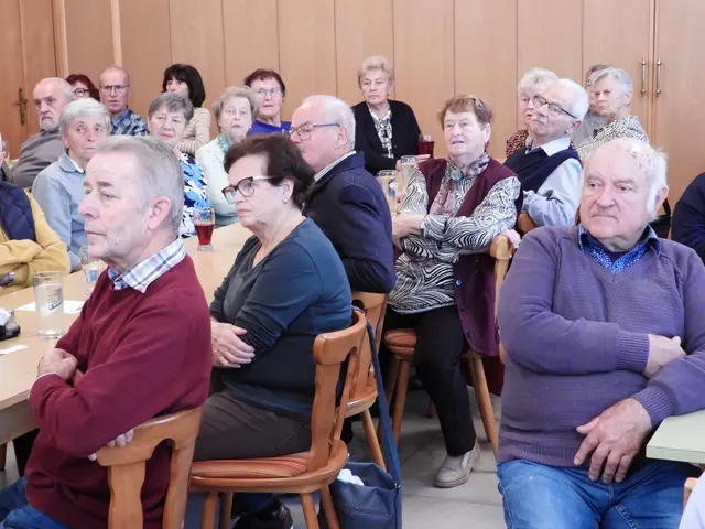 Seniorencafé im Gasthaus Samböck  mit dem Allgemeinmediziner Dr. Marklus Klösch.  | Foto: Zinterhof