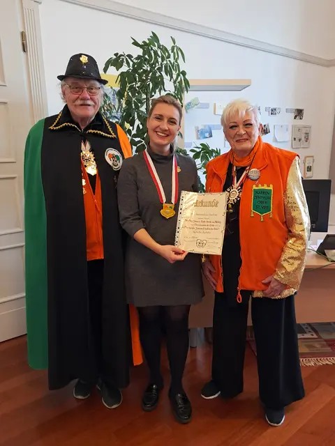 Vizepräsident Gerhard Korkisch , Bezirksvorsteherin Johanna Zinkl und Ministerpräsidentin Emma Zorga (v.l.n.r.). | Foto: Narrenzentrum Ober St. Veit