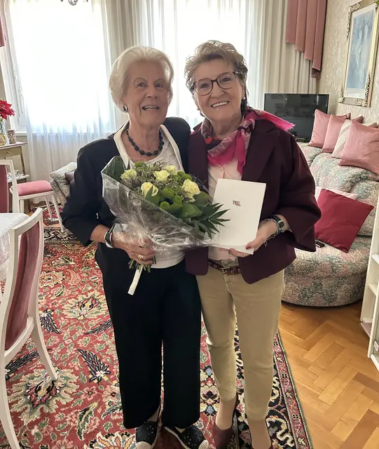 Jubiarin Ingrid Vladar durfte sich zum 90. Geburtstag über einen Besuch von Vizebürgermeisterin Erika Buchinger freuen. | Foto: Stadt Wiener Neustadt/Weller