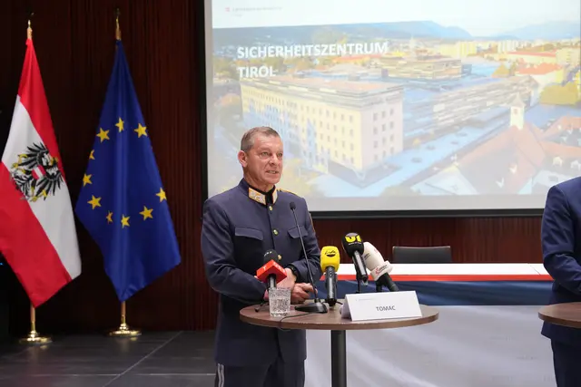 „Mit der Vollinbetriebnahme des Sicherheitszentrums Tirol bündeln wir die Kräfte von 19 Organisationsteilen der Landespolizeidirektion Tirol und des Innenministeriums sowie vier neuen Einrichtungen an einem Standort“, betonte Landespolizeidirektor Helmut Tomac. | Foto: MeinBezirk/Thomas Geineder