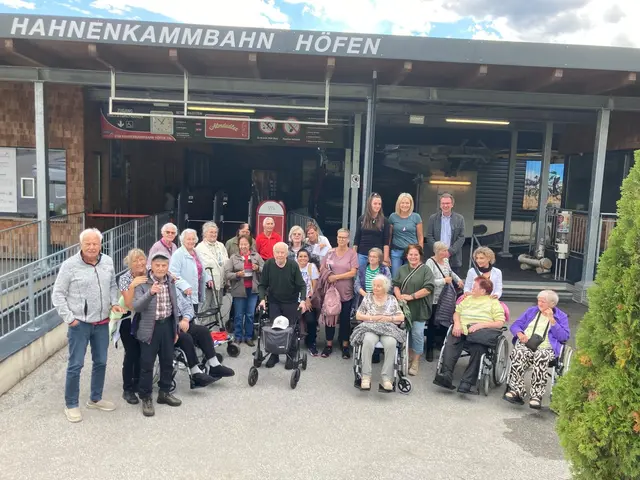 Einen wunderschönen Tag in geselliger Runde verbrachten die Gäste der Tagespflege des Seniorenzentrums „Haus zum Guten Hirten“ gemeinsam mit ihren Angehörigen und den Mitarbeiter bei einem Ausflug auf den Hahnenkamm in Höfen. | Foto: Seniorenzentrum