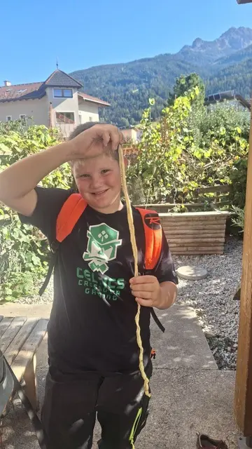 Bezirkssieger in der Kategorie „Einzelwertung Kinder“ ist Jakob Haid, 11 Jahre, vom Obst- und Gartenbauverein Birgitz. Seine eingereichte Bohne ist 77 cm lang.   | Foto: Grünes Tirol