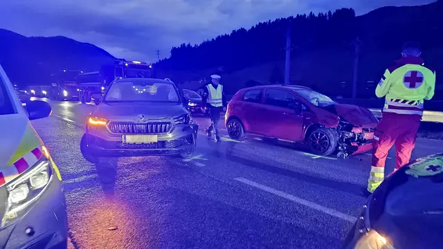 Neben dem Rettungsdienst stand auch die Polizei im Einsatz. Die genauen Umstände des Verkehrsunfalls sind Gegenstand weiterer Ermittlungen.
 | Foto: Rotes Kreuz