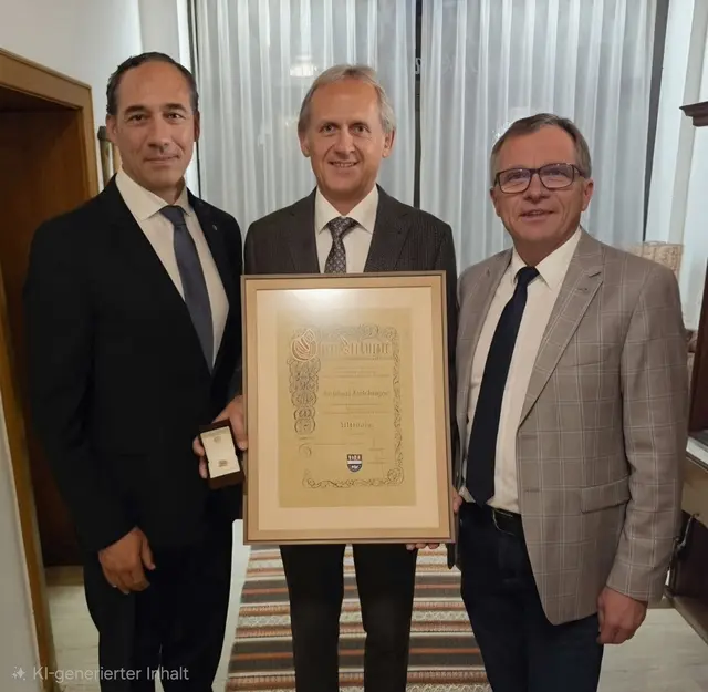 Bürgermeister Erwin Stürzlinger (l.) und Vizebürgermeister Hannes Ziegelböck (r.) überreichten Manfred Kolnberger (Mitte) den Ehrenring der Marktgemeinde Bad Wimsbach Neydharting. | Foto: Gemeinde Wimsbach