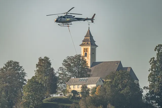 Die Transportflüge auf den Georgenberg in Micheldorf sind Teil umfangreicher Sicherungsmaßnahmen, die von der Wildbach- und Lawinenverbauung Kirchdorf umgesetzt werden.  | Foto: Team Fotokerschi