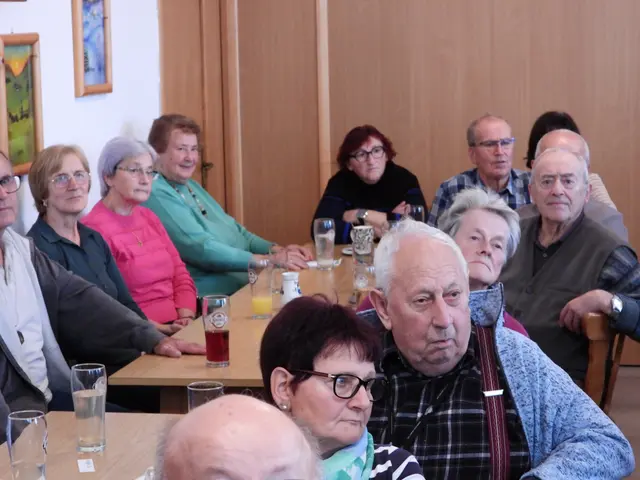 Seniorencafé im Gasthaus Samböck  mit dem Allgemeinmediziner Dr. Marklus Klösch.  | Foto: Zinterhof
