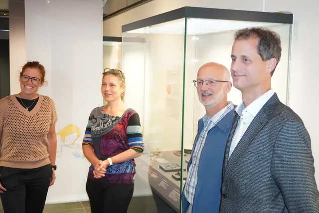Im Bild v.l.: Christine Gamper und Sandra Marsoun-Kaindl (Kulturabteilung der Marktgemeinde Telfs, Noaflhaus), Kurator Anton Höck, wissenschaftlicher Mitarbeiter der Archäologischen Sammlung und Andreas Picker, Leiter der Archäologischen Sammlung der Tiroler Landesmuseen. | Foto: Georg Larcher / MeinBezirk