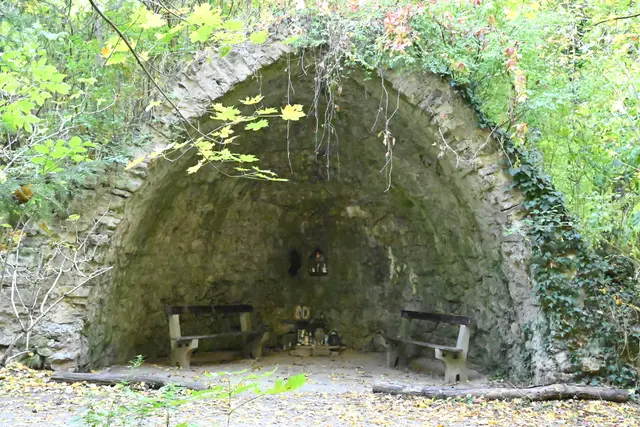 Die Antonsgrotte im Helenental