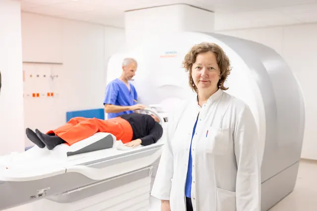 Die modernisierten MRT-Systeme an der Univ.-Klinik für Radiologie an der Medizinischen Universität Innsbruck bieten mehr Komfort und Sicherheit und sie ermöglichen dank KI deutlich kürzere Untersuchungen, wie Radiologie-Direktorin Elke Gizewski (rechts im Bild) erklärt. | Foto: MUI
