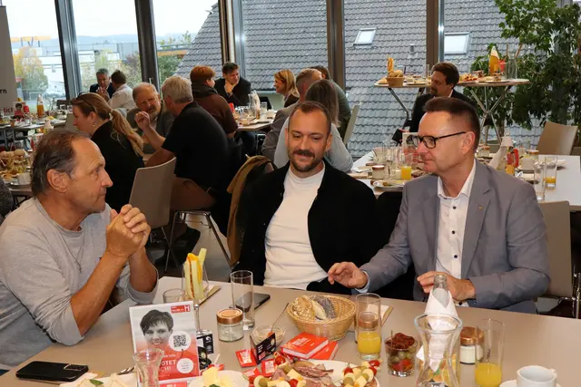 Bei einem gemütlichen Frühstück im Gemeindeamt war die KI ein vorrangiges Thema. | Foto: Cescutti