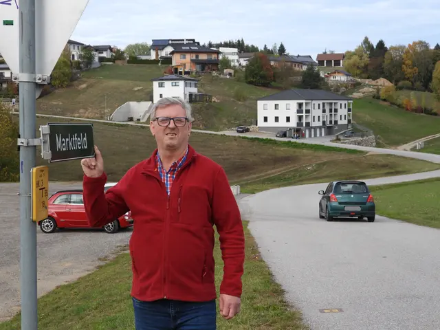SPÖ Gemeinderat Richard Huber. Begegnungszone im Bereich Siedlungsstraße Marktfeld in Münzbach? Die Bewohner der Siedlung werden befragt.  | Foto: Zinterhof