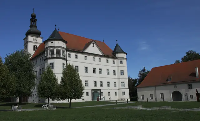 Mit der 2023 eröffneten Dauerausstellung „Wert des Lebens“ und weiteren Vermittlungsangeboten greift Schloss Hartheim neben der historischen Erinnerung auch aktuelle Fragen zu Menschenwürde, Ethik und gesellschaftlicher Verantwortung auf.  | Foto: Lern- und Gedenkort Schloss Hartheim
