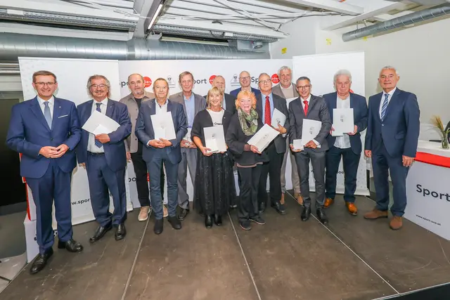 Wirtschafts- und Sport-Landesrat Markus Achleitner und ASVÖ-Präsident Peter Reichl, aktuell Vorsitzender der Landessportorganisation, gratulierten den neuen Konsulenten, unter ihnen Karin Alber aus Braunau (vorne rechts). | Foto: Manfred Binder/Land OÖ