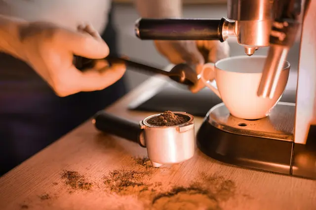 Wer Kaffee liebt und gerne auch zuhause Kaffee wie im Kaffeehaus genießen möchte, sollte sich unsere Espressomaschinen für Einsteiger ansehen. | Foto: Unsplash / Jakub Żerdzicki