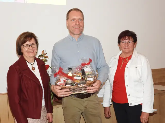 Seniorencafé im Gasthaus Samböck  mit dem Allgemeinmediziner Dr. Marklus Klösch. Seniorenbund-Obfrau Hildegard Payreder rechts. Seniorenbund-Obfrau Zäzilia Hintersteiner, links. | Foto: Zinterhof