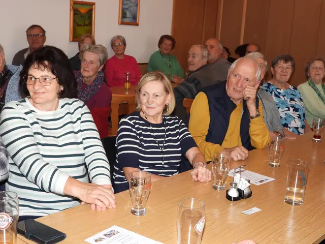 Seniorencafé im Gasthaus Samböck  mit dem Allgemeinmediziner Dr. Marklus Klösch.  | Foto: Zinterhof