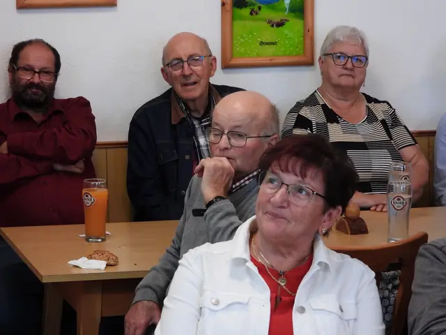 Seniorencafé im Gasthaus Samböck  mit dem Allgemeinmediziner Dr. Marklus Klösch.  | Foto: Zinterhof