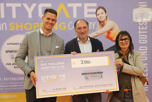 Spendenübergabe: CITYGATE Centermanager Constantin Axel Moser, sports4everybody-Obmann Mag. Gernot Schaar und Floridsdorf-Bezirksrätin Sabine Mayerhofer. | Foto: Citygate