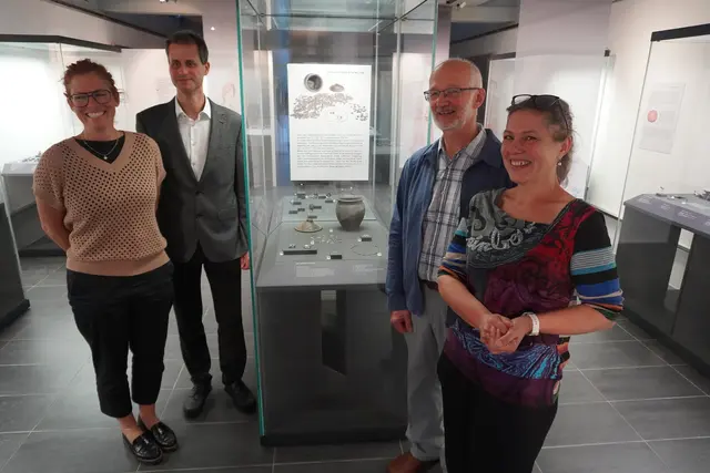 Eine besondere Auswahl dieser bedeutenden Sammlung antiker Schmuckstücke ist nun von 22. Oktober 2026 bis 30. Juni 2027 in der Ausstellung „Zeitlos schön“ im Museum im Noaflhaus in Telfs zu sehen. Die Ausstellung findet im Rahmen der Reihe „Ferdinandeum unterwegs“ statt. Im Bild v.l.: Christine Gamper, Leiterin der Kulturabteilung der Marktgemeinde Telfs, Andreas Picker, Leiter der Archäologischen Sammlung der Tiroler Landesmuseen, Kurator Anton Höck, wissenschaftlicher Mitarbeiter der Archäologischen Sammlung und Sandra Marsoun-Kaindl, Wissenschaftliche Mitarbeiterin der Kulturabteilung der Marktgemeinde Telfs, Noaflhaus.