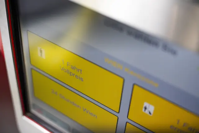 Die AK Wien kritisiert die geplanten Öffi-Tarife für 2027. Besonders die Mobilpass-Erhöhung und der Aufpreis bei monatlicher Zahlung der Jahreskarte stoßen auf Ablehnung. | Foto: APA-Images / Tobias Steinmaurer