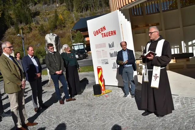 Pater Paul (re.) bei der Einweihungszeremonie. | Foto: pjw
