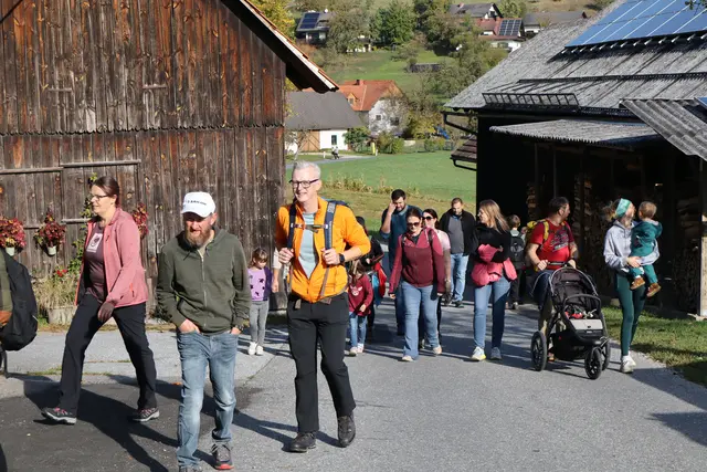 Das Prachtwetter lockte viele Wanderlustige an, die mit Kind und Kegel kamen. | Foto: Cescutti