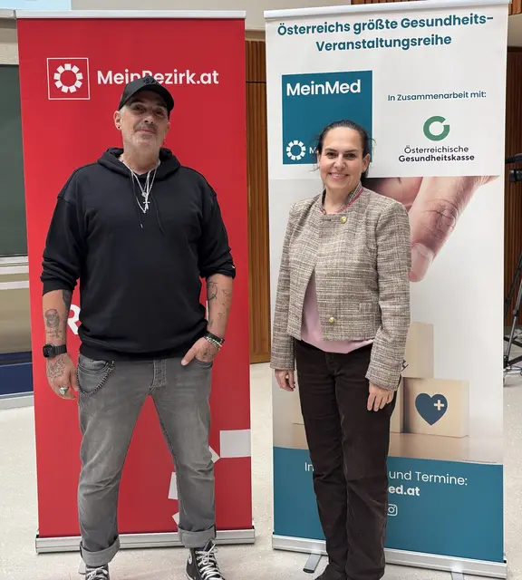 Moderator René Rebeiz und Referentin Isabel Heidegger-Pircher beim gut besuchten MeinMed-Vortrag „Prostata im Fokus: Was Männer ab 45 wissen sollten“ in Innsbruck. | Foto: MeinBezirk