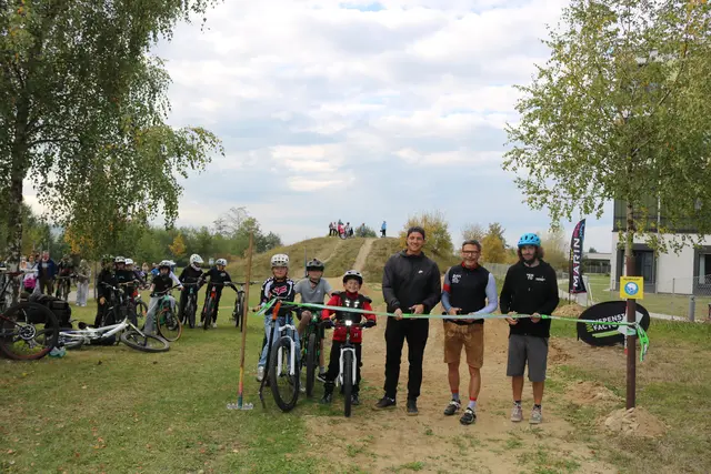 Zahlreiche Mountainbiker sind zur Eröffnung gekommen, um den Trail zu testen. | Foto: Marktgemeinde Hellmonsödt