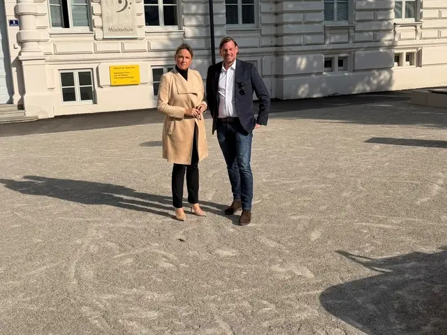 Susanne Rosenkranz mit Christoph Hofbauer am neugestalteten Hafnerplatz in Krems. | Foto: FPÖ Krems