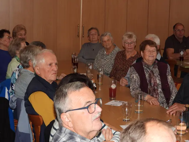 Seniorencafé im Gasthaus Samböck  mit dem Allgemeinmediziner Dr. Marklus Klösch.  | Foto: Zinterhof