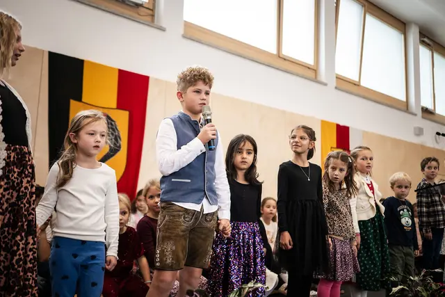 Für den feierlichen Rahmen sorgten der Schulchor der Volksschule Griffen und die Musikschule TonArt.  | Foto: LPD Kärnten