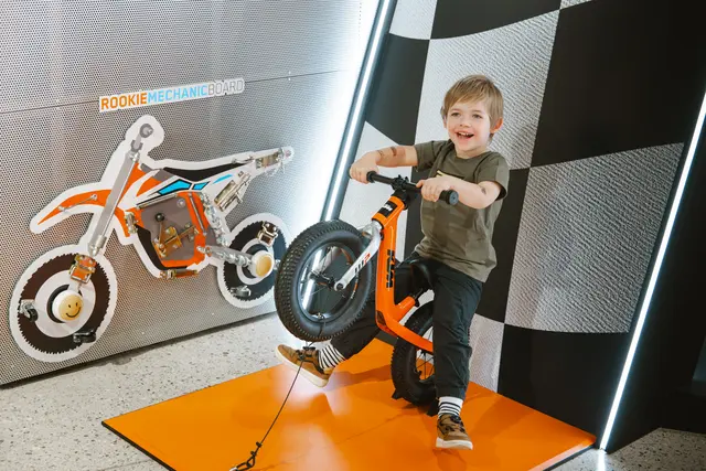 Kleine Motorsportfans erleben während der Herbstferien, was es heißt KTM-Pilot zu sein. | Foto: KTM Motohall