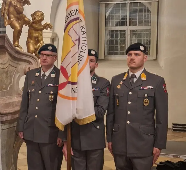 Der Fahnentrupp mit der AKS-Fahne