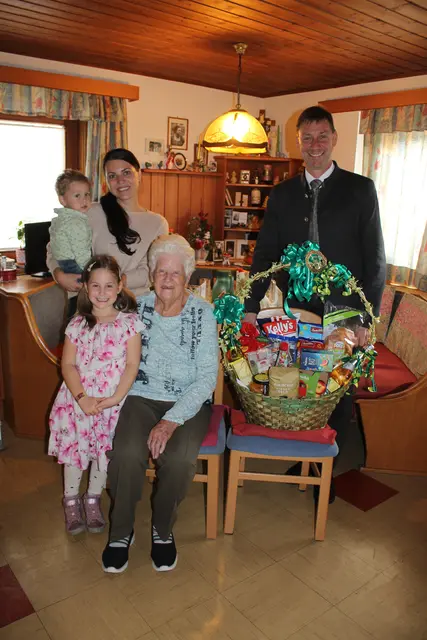Frau Katharina Moser (90. Geburtstag) - im Bild zu sehen mit ihren Urenkerl Katja und Andreas mit Mama Vanessa.  | Foto: Marktgemeinde Mariapfarr