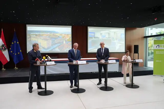 Von links: Landespolizeidirektor Helmut Tomac, Innenminister Gerhard Karner, Landeshauptmann Anton Mattle und ARE-Geschäftsführerin Christine Dornaus | Foto: MeinBezirk/Thomas Geineder