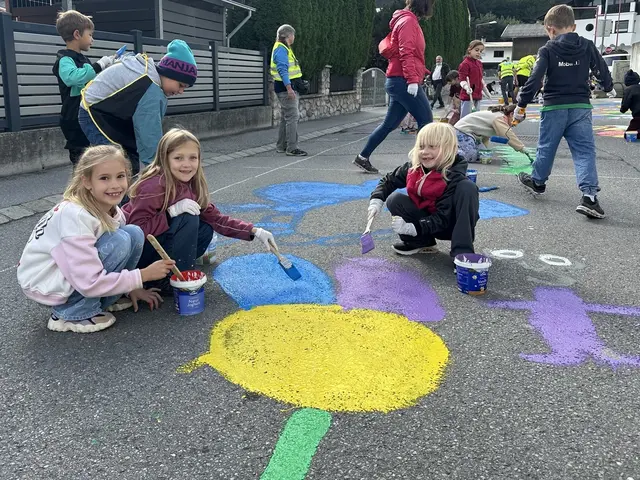 Im Einsatz für die Sicherheit: Diese Mädchen gestalten den Schulweg in Völs bunt, sodass Autofahrer ihn besser erkennen.  | Foto: Radstammtisch Völs
