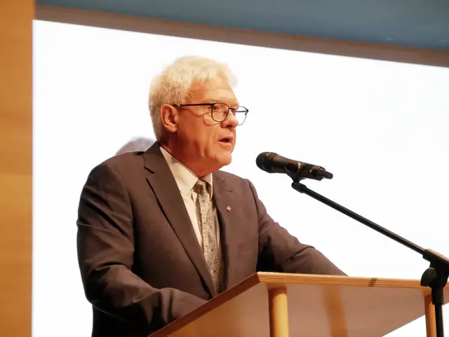 Bezirkshauptmann Siegmund Geiger bei seiner Rede. | Foto: BiZ Zams, Agentur Polak