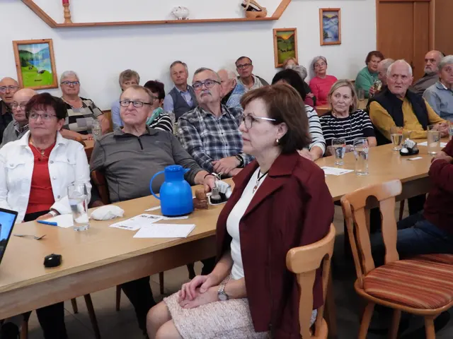 Seniorencafé im Gasthaus Samböck  mit dem Allgemeinmediziner Dr. Marklus Klösch.  | Foto: Zinterhof